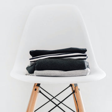 Silla blanca con ropa