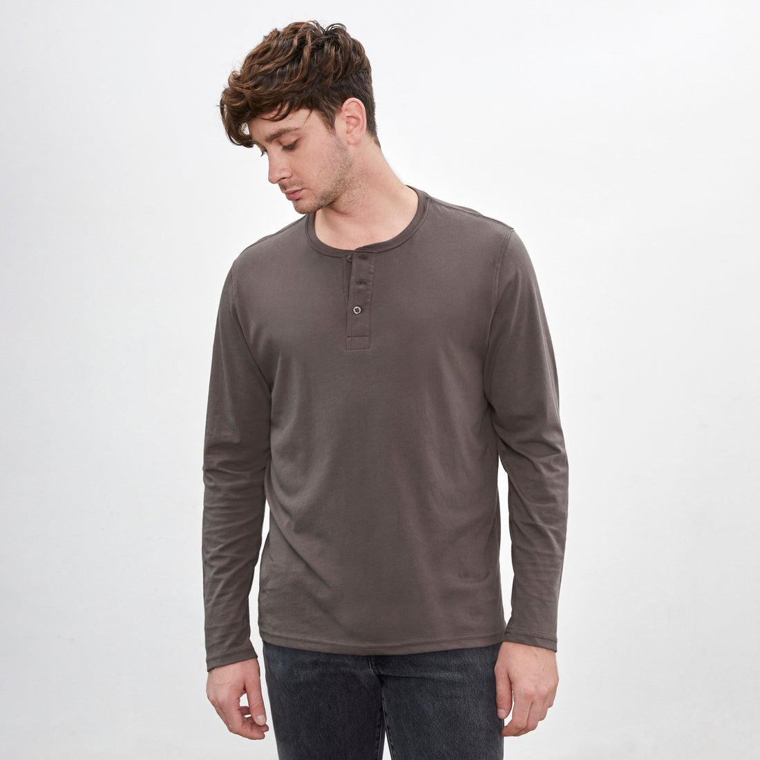 Polo marrón tierra Henley manga larga de algodón Pima, cuello panadero, vista frontal con modelo
