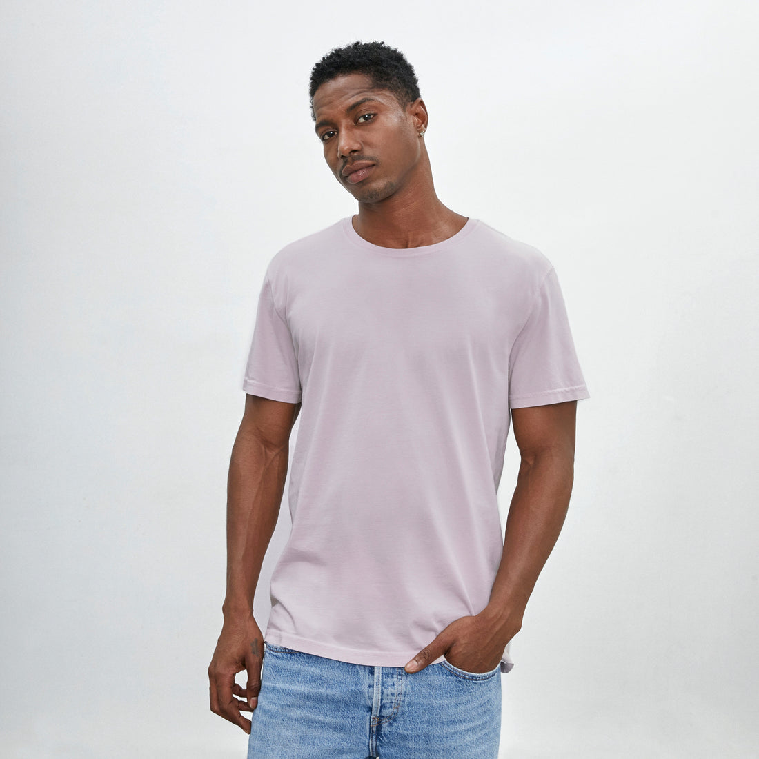 Polo lila marino de cuello redondo y manga corta de algodón Pima, vista frontal con modelo