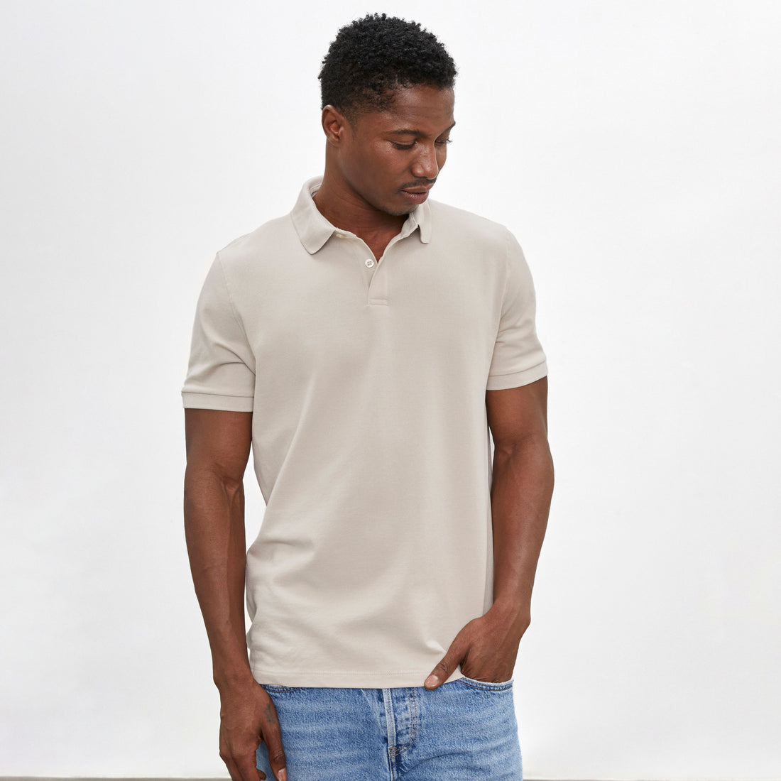Polo con cuello en tejido piqué de color beige y manga corta de algodón Pima, vista frontal con modelo