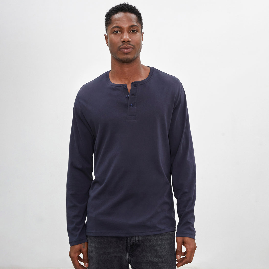 Polo azul medianoche Henley manga larga de algodón Pima, cuello panadero, vista frontal con modelo