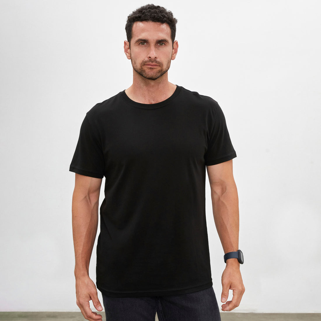 Polo negro de cuello redondo y manga corta de algodón Pima, vista frontal con modelo