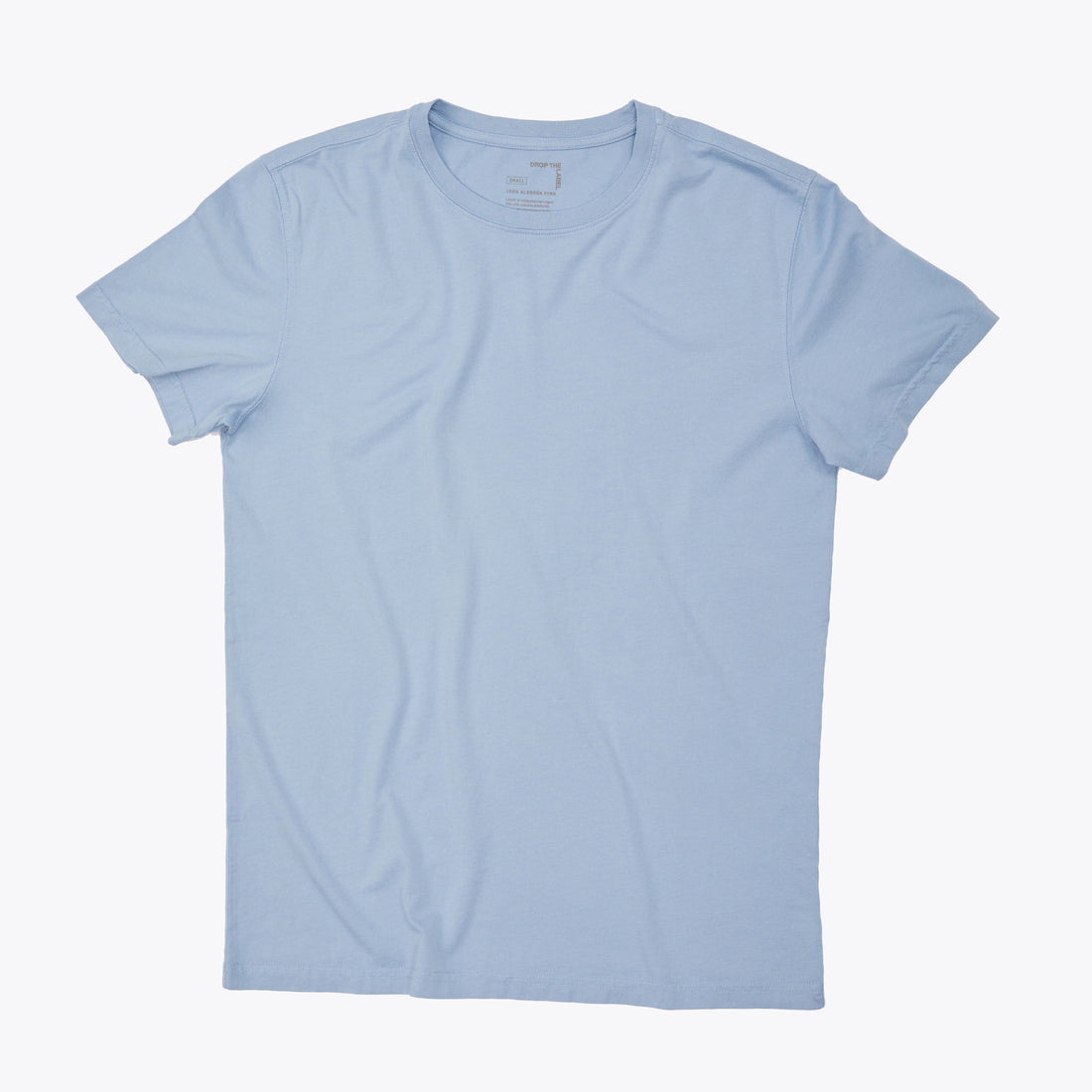 Polo azul celeste marino de cuello redondo y manga corta de algodón Pima, vista frontal con modelo