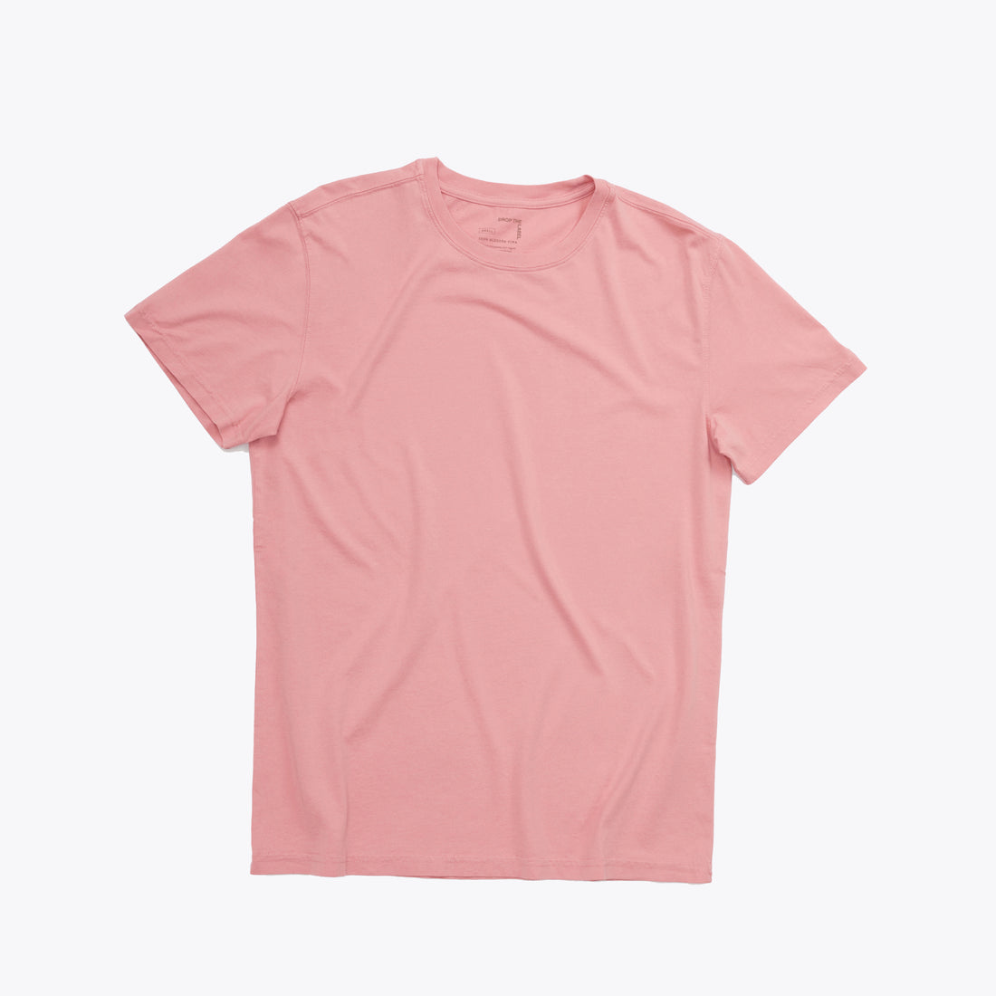 Polo rosa coral de cuello redondo y manga corta de algodón Pima, rosado vista frontal con modelo