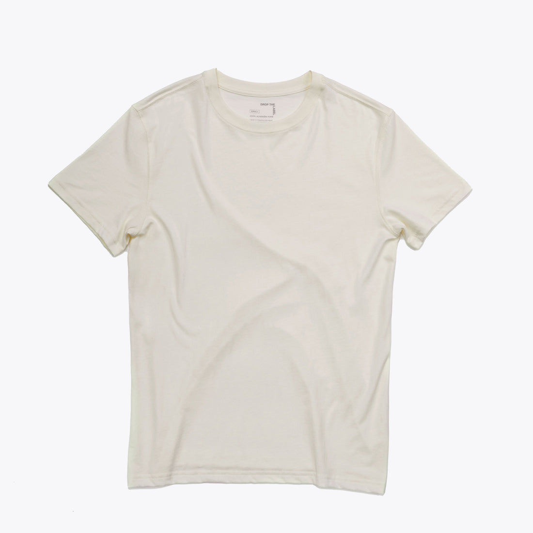 Polo blanco tiza de cuello redondo y manga corta de algodón Pima, vista frontal con modelo