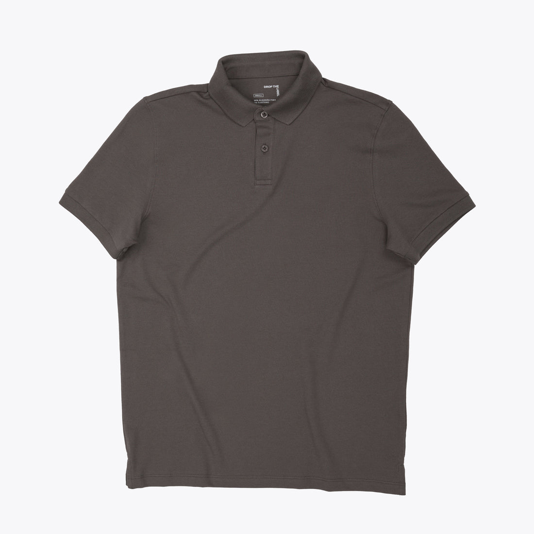 Polo con cuello en tejido piqué de color marrón tierra y manga corta de algodón Pima, vista frontal con modelo