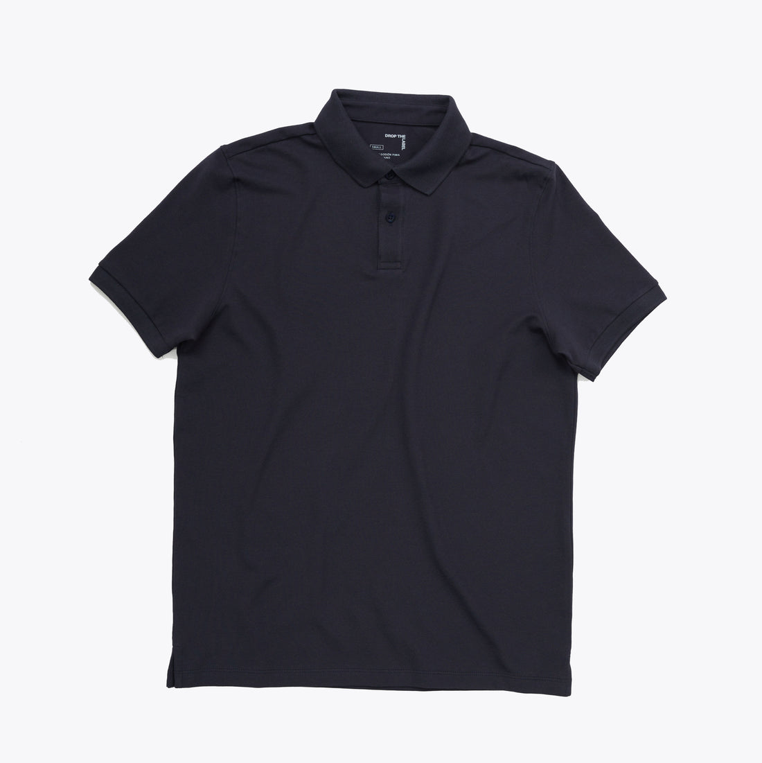Polo con cuello en tejido piqué de color azul medianoche y manga corta de algodón Pima, vista frontal con modelo