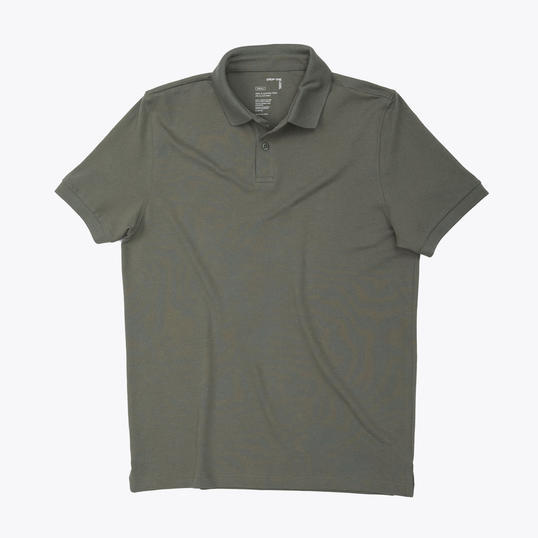 Polo con cuello en tejido piqué de color verde olivo y manga corta de algodón Pima, vista frontal con modelo