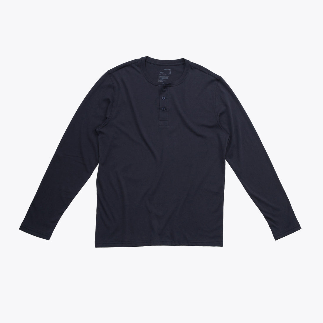 Polo azul medianoche Henley manga larga de algodón Pima, cuello panadero, vista frontal con modelo