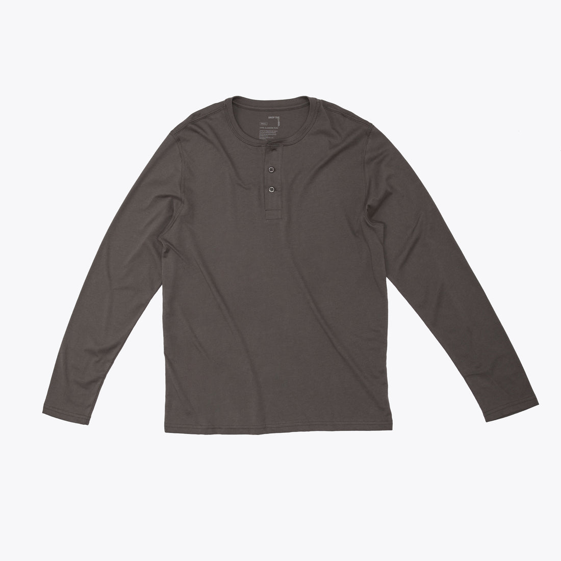 Polo marrón tierra Henley manga larga de algodón Pima, cuello panadero, vista frontal con modelo