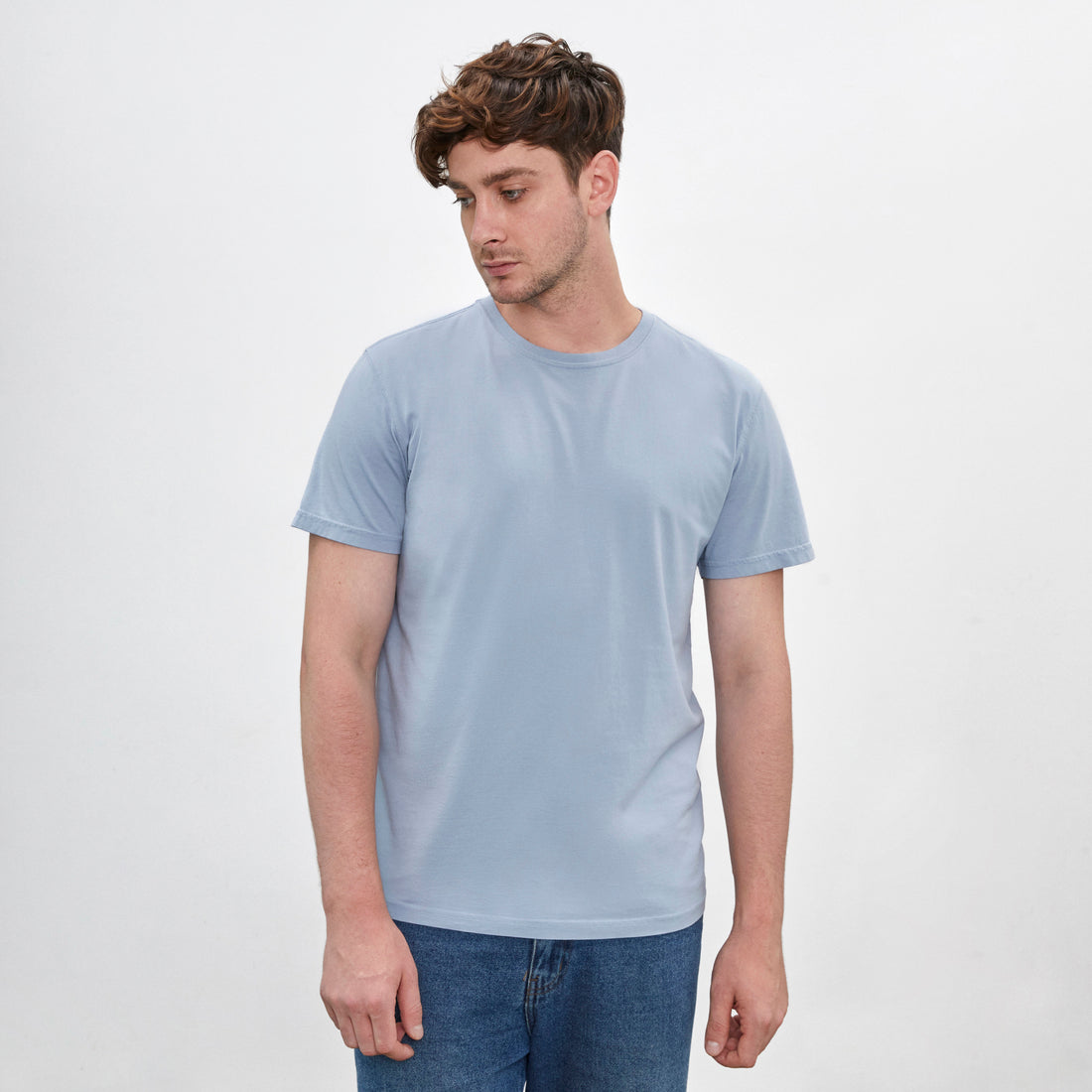 Polo azul celeste marino de cuello redondo y manga corta de algodón Pima, vista frontal con modelo