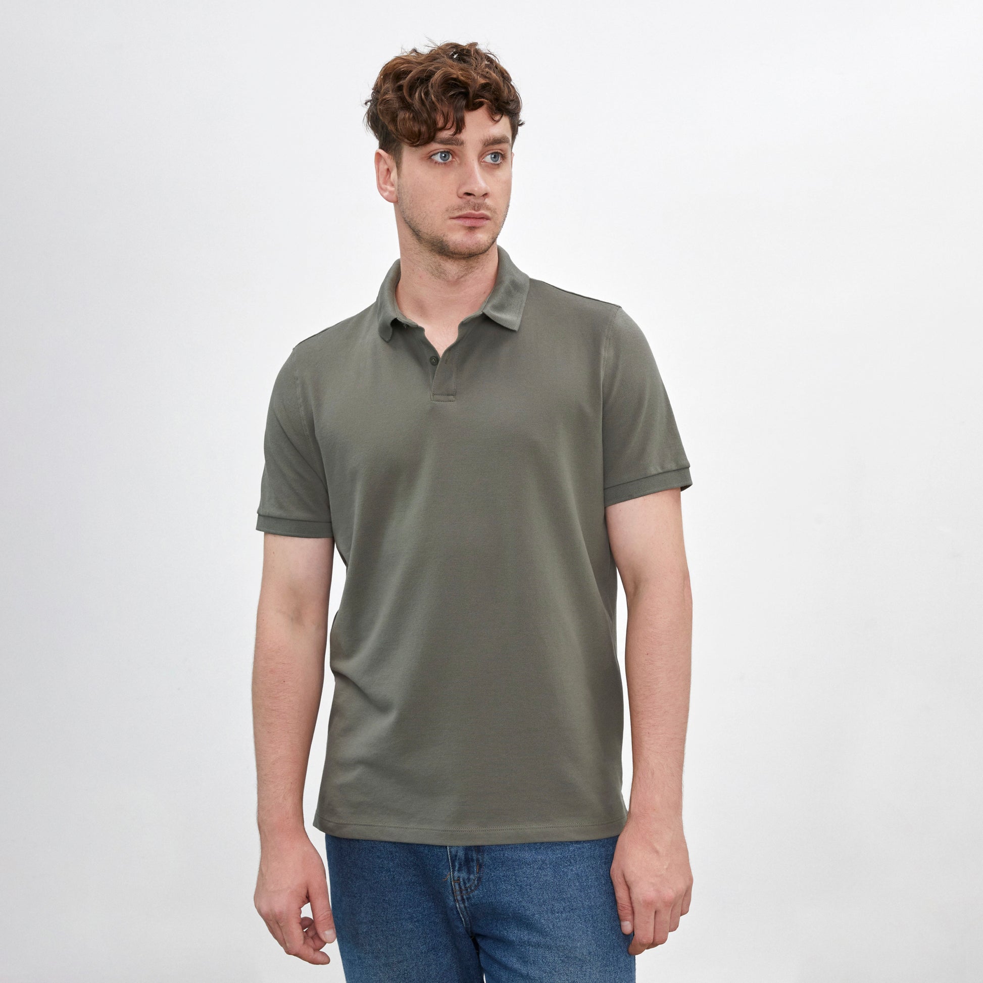 Polo con cuello en tejido piqué de color verde olivo y manga corta de algodón Pima, vista frontal con modelo
