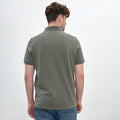 Polo con cuello en tejido piqué de color verde olivo y manga corta de algodón Pima, vista posterior con modelo