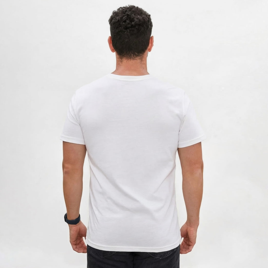 Polo blanco hombre de cuello redondo y manga corta de algodón Pima, vista frontal con modelo