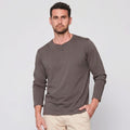 Polo Henley marrón tierra manga larga de algodón Pima, cuello panadero, vista frontal con modelo