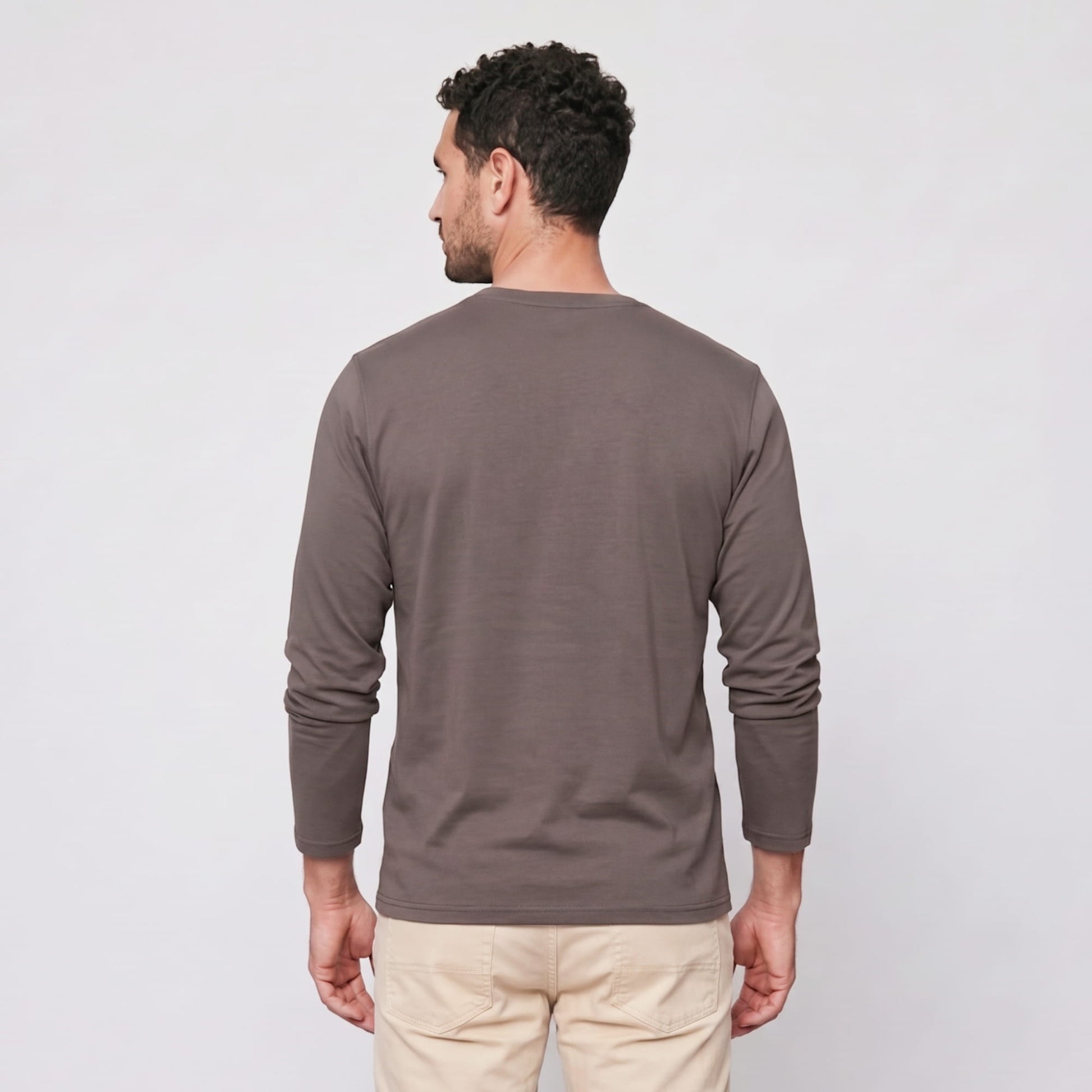 Polo Henley marrón tierra manga larga de algodón Pima, vista posterior con modelo