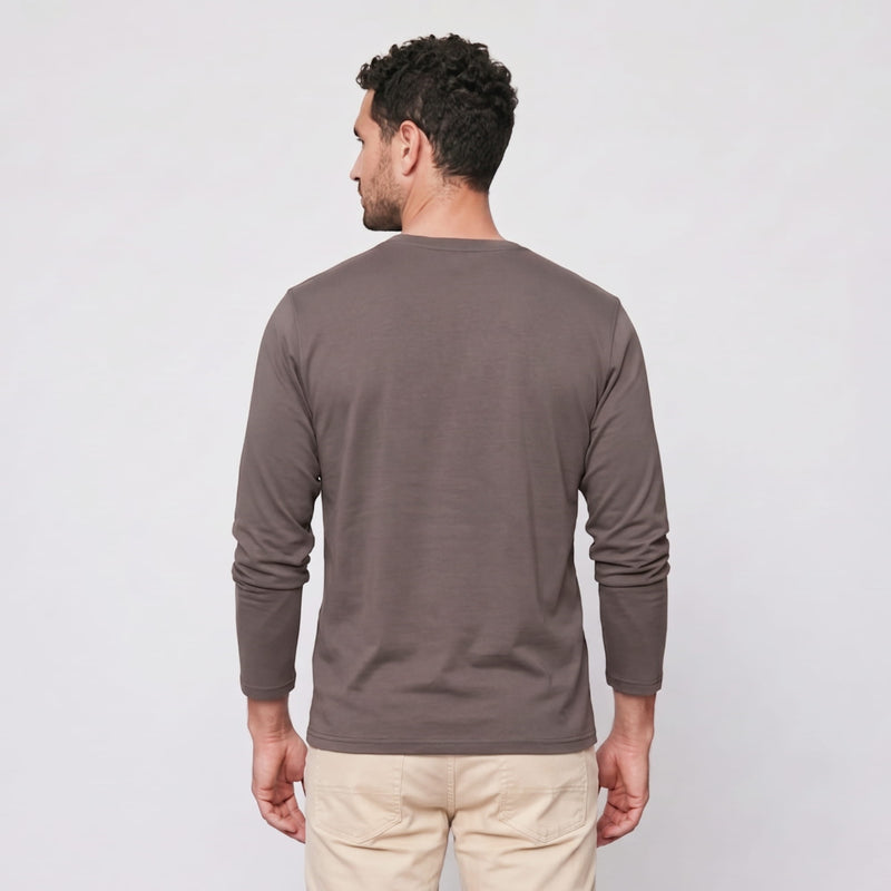 Polo Henley marrón tierra manga larga de algodón Pima, vista posterior con modelo