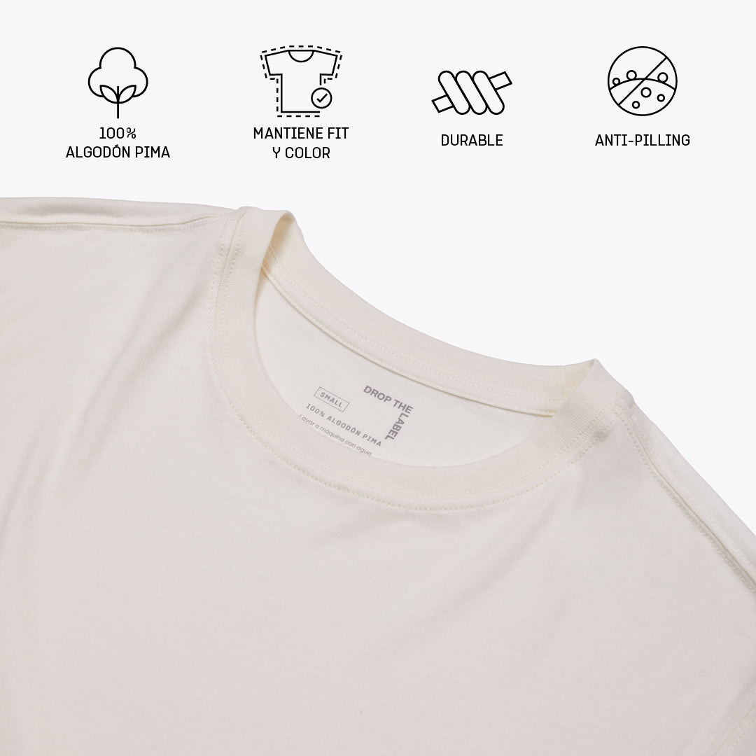 Polo blanco tiza de cuello redondo y manga corta de algodón Pima, vista frontal con modelo