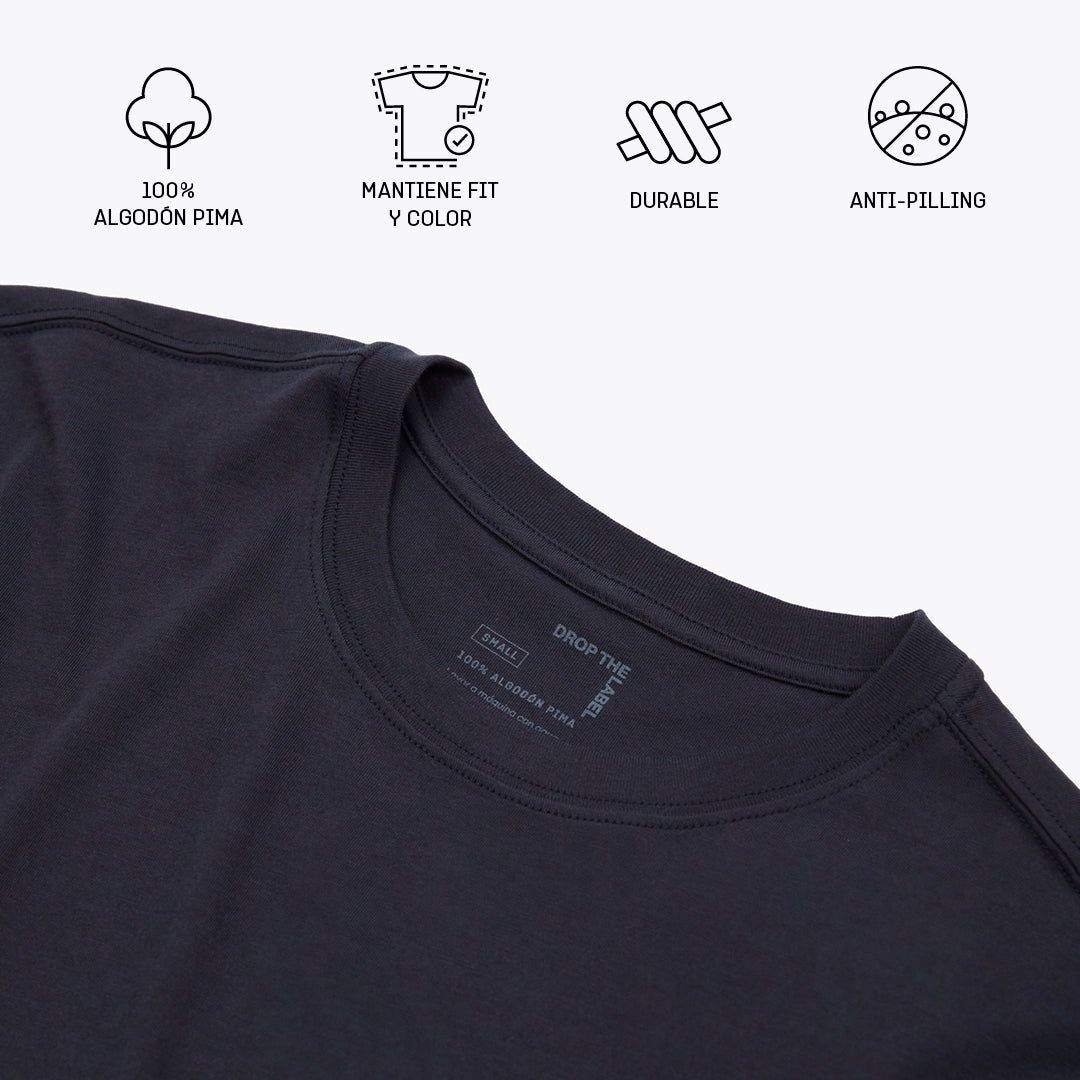 Polo azul marino medianoche de cuello redondo y manga corta de algodón Pima, vista frontal con modelo