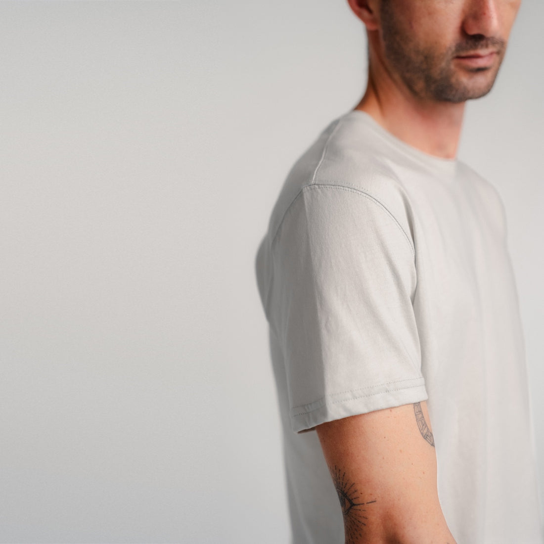 Polo gris hombre de cuello redondo y manga corta de algodón Pima, vista frontal con modelo