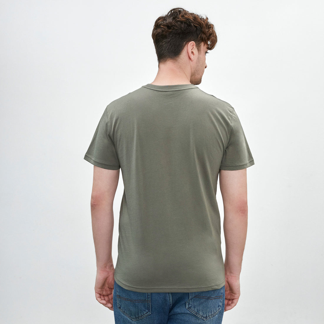Polo verde olivo de cuello redondo y manga corta de algodón Pima, vista frontal con modelo