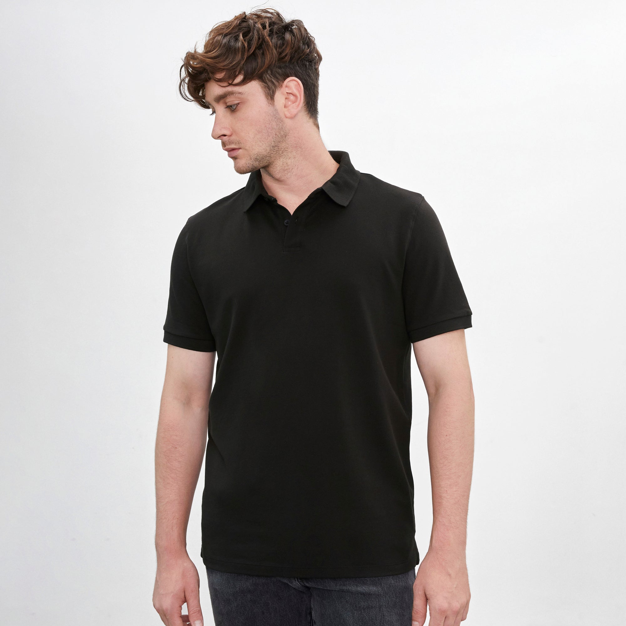 Polo con cuello en tejido piqué de color negro y manga corta de algodón Pima, vista frontal con modelo