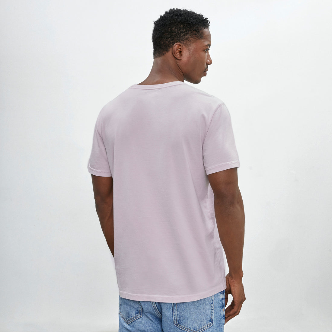 Polo lila marino de cuello redondo y manga corta de algodón Pima, vista frontal con modelo