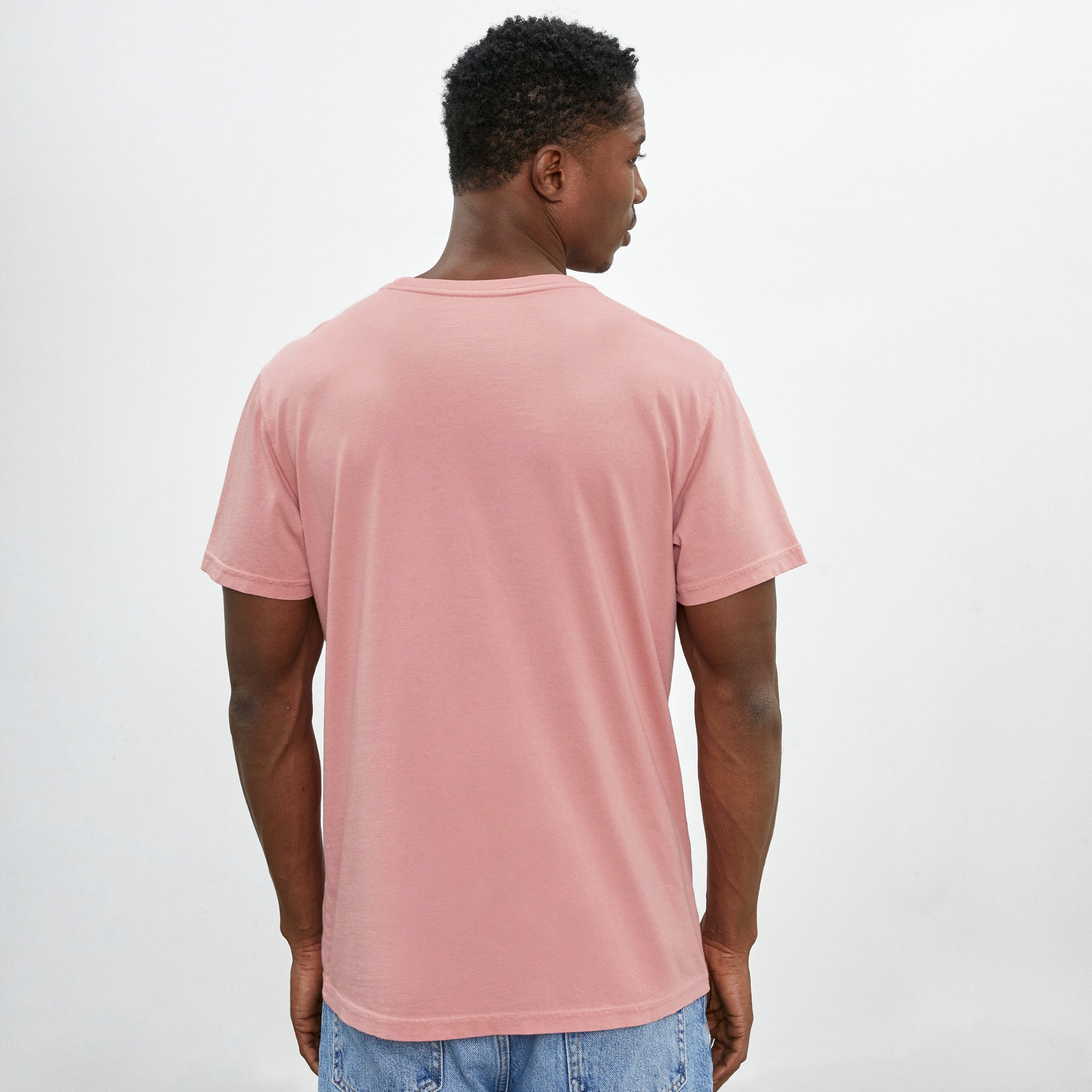 Polo rosa coral de cuello redondo y manga corta de algodón Pima, vista posterior con modelo
