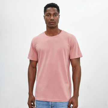 Polo rosa coral de cuello redondo y manga corta de algodón Pima, vista frontal con modelo