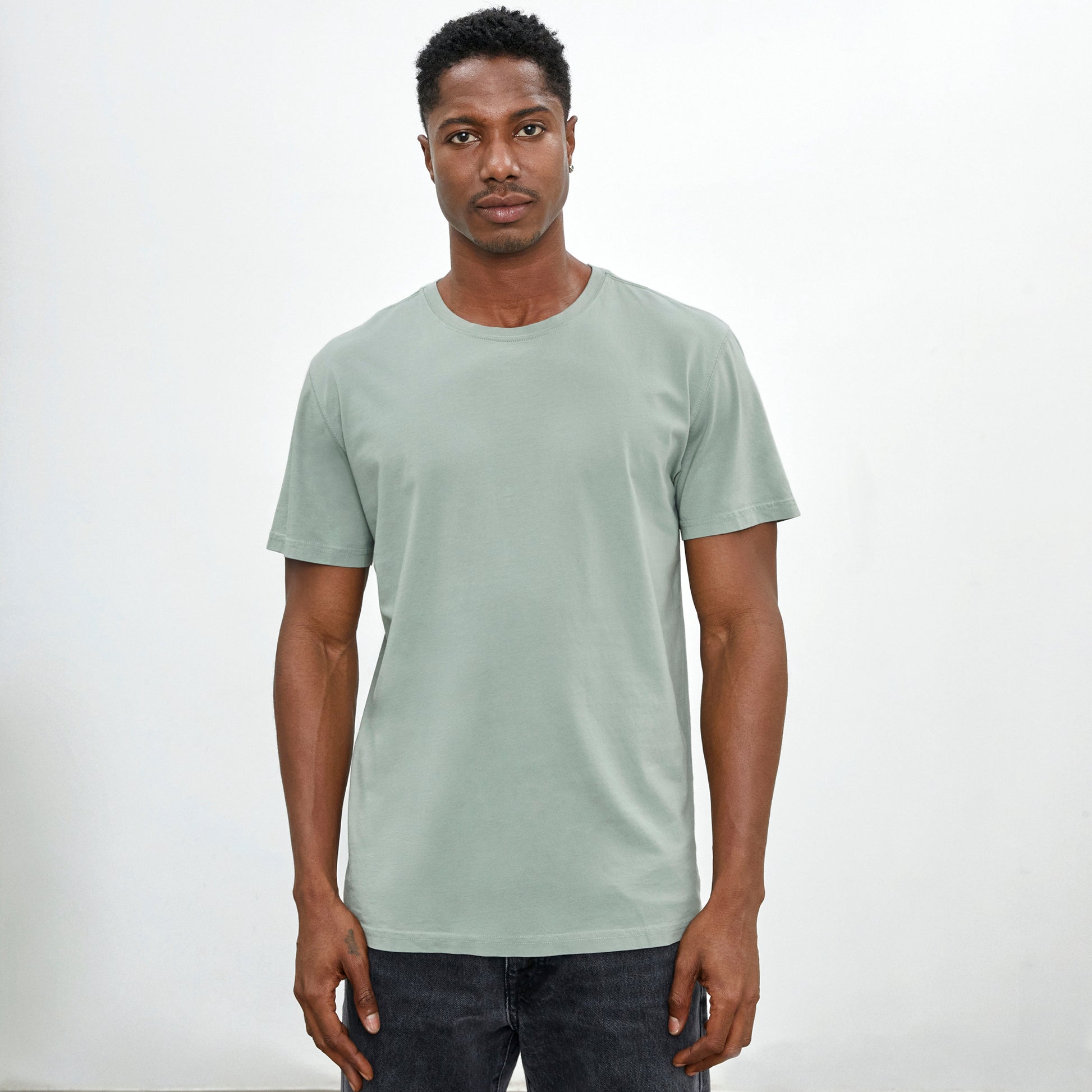 Polo verde marino de cuello redondo y manga corta de algodón Pima, vista frontal con modelo