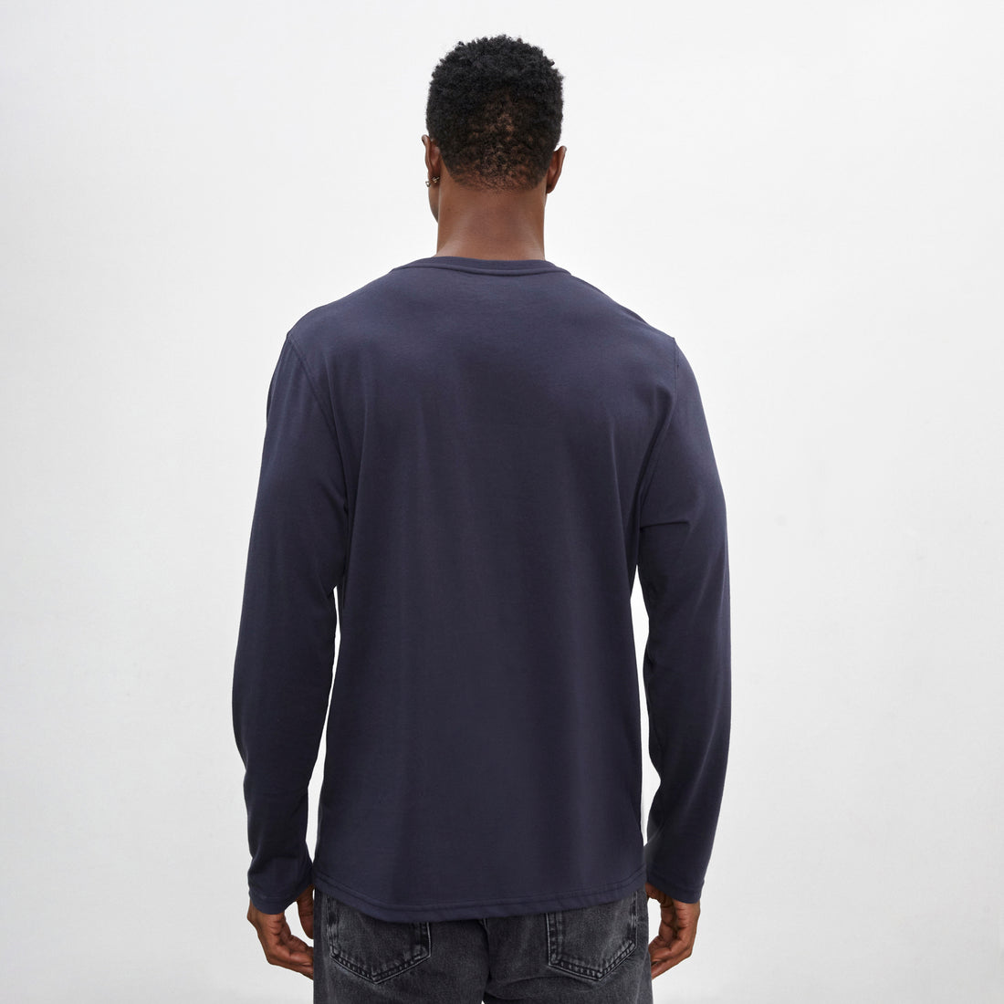 Polo azul medianoche Henley manga larga de algodón Pima, cuello panadero, vista frontal con modelo