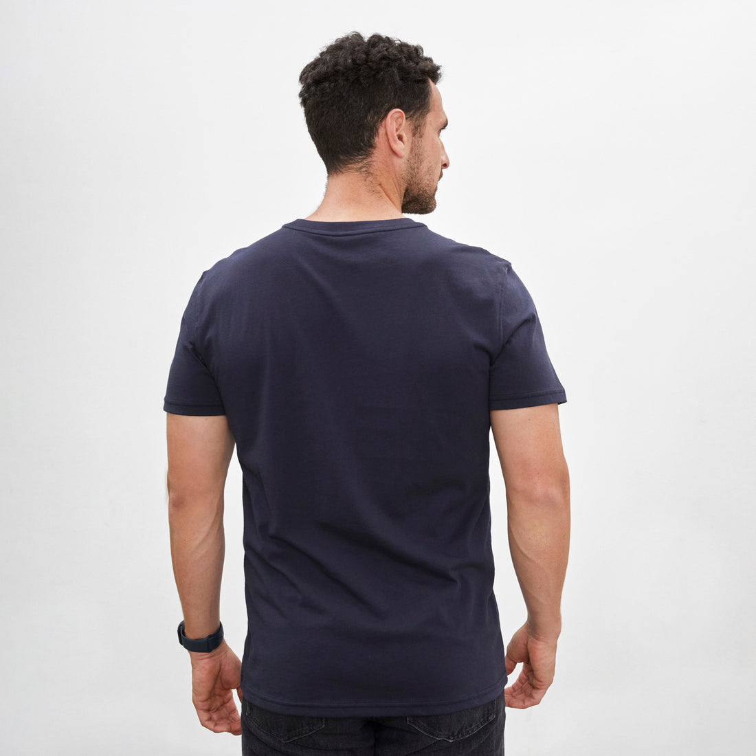 Polo azul marino medianoche de cuello redondo y manga corta de algodón Pima, vista frontal con modelo