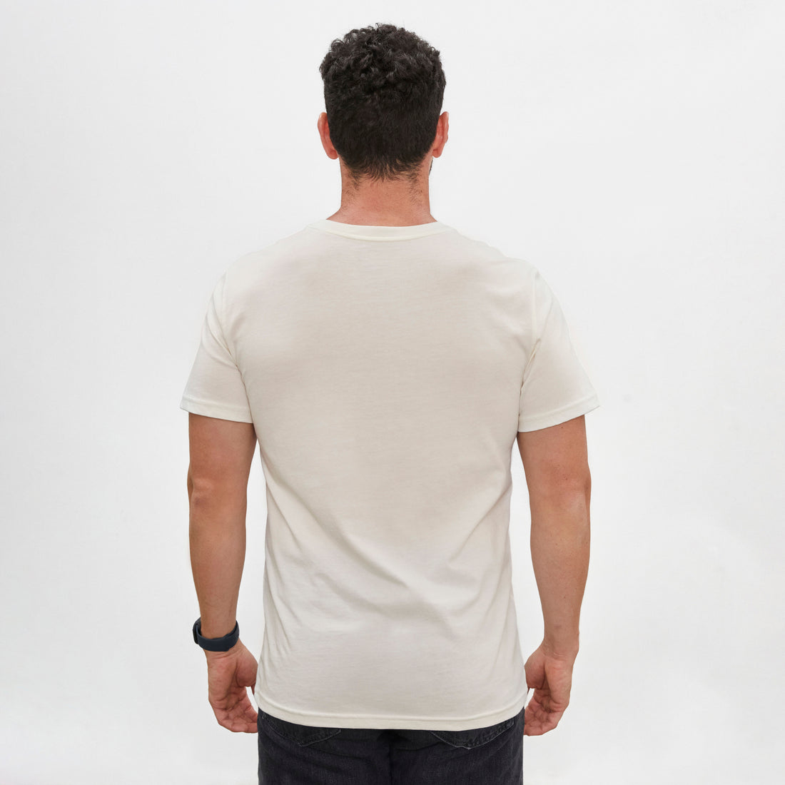 Polo blanco tiza de cuello redondo y manga corta de algodón Pima, vista frontal con modelo