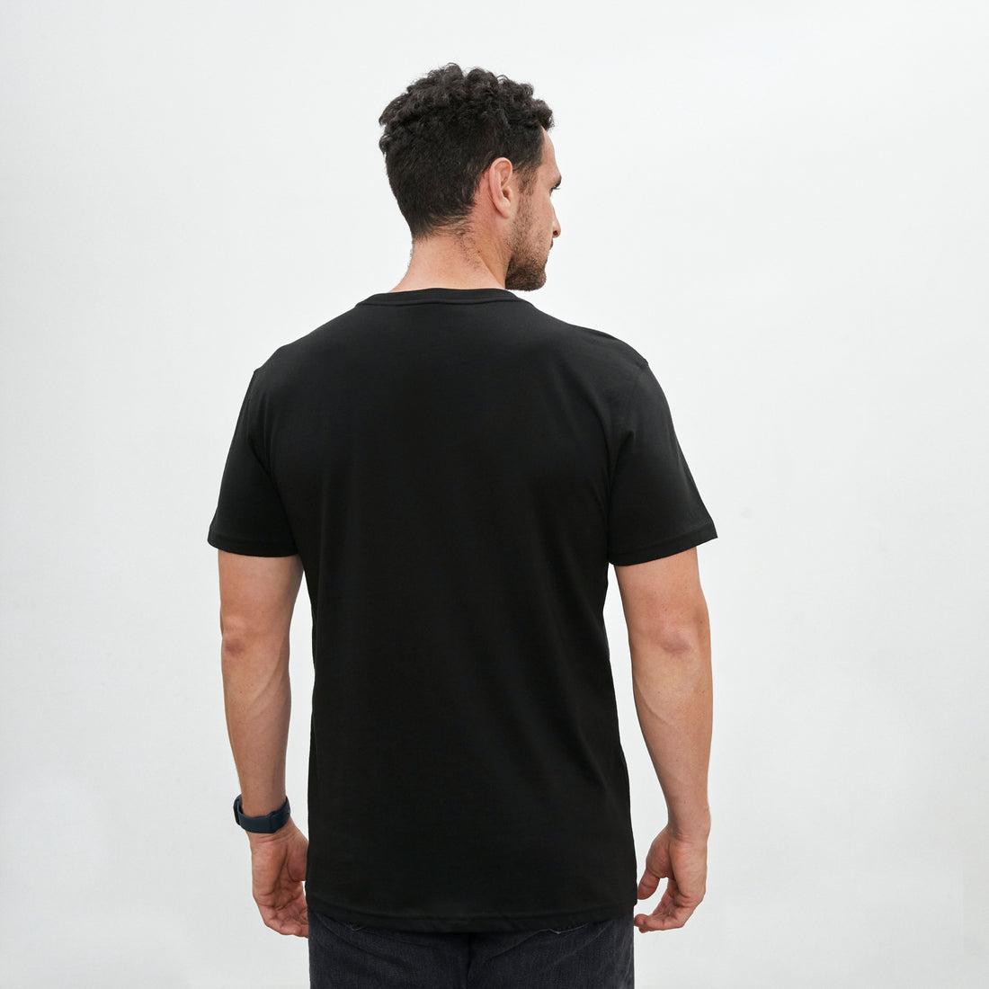 Polo negro de cuello redondo y manga corta de algodón Pima, vista frontal con modelo