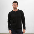 Polo negro Henley manga larga de algodón Pima cuello panadero, vista frontal con modelo