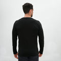 Polo negro Henley manga larga de algodón Pima, vista posterior con modelo