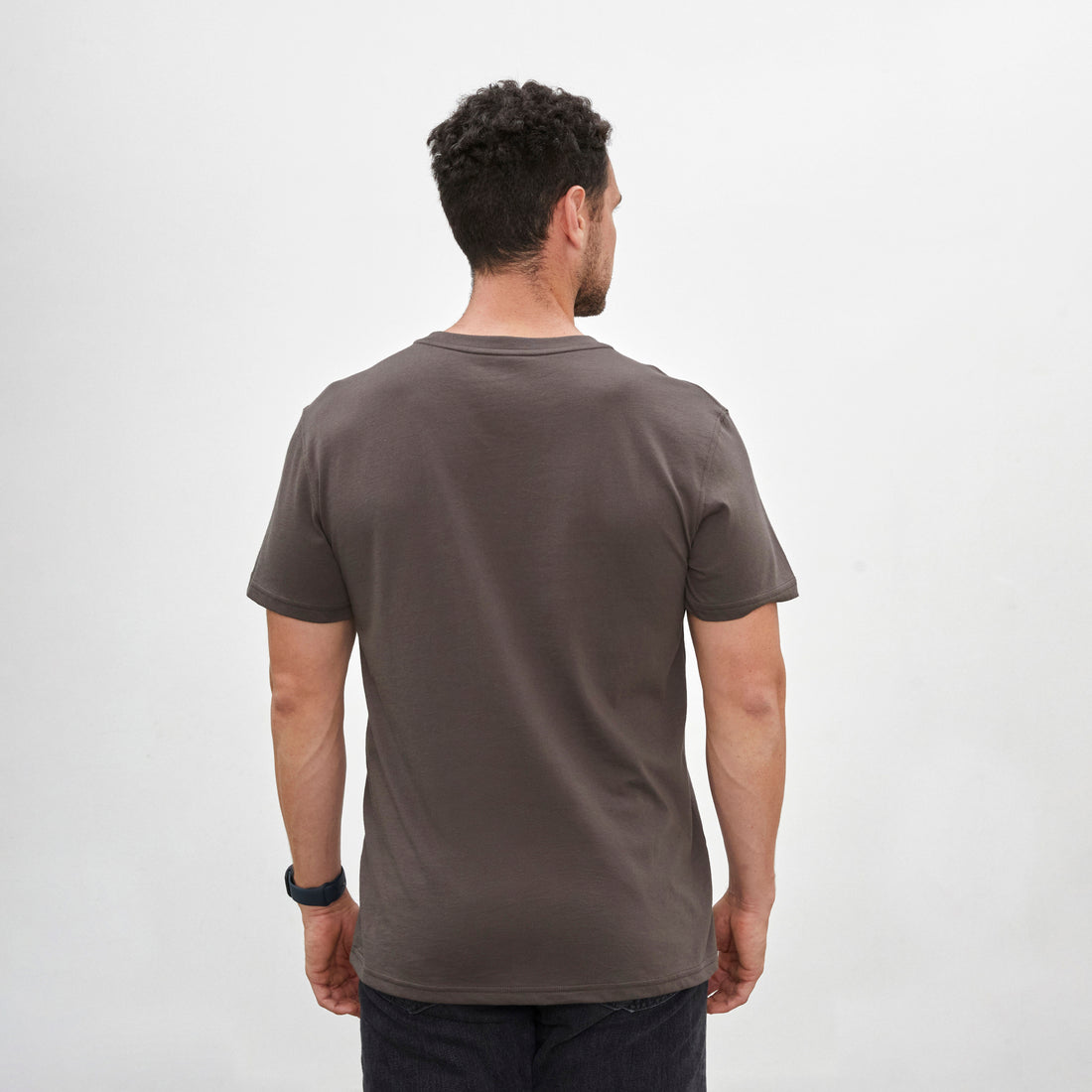 Polo marrón tierra de cuello redondo y manga corta de algodón Pima, vista frontal con modelo