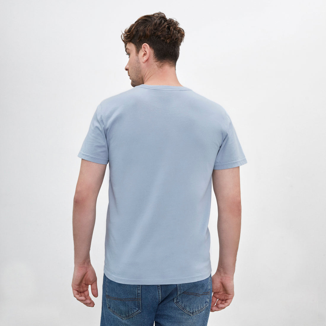 Polo celeste marino de cuello redondo y manga corta de algodón Pima, vista frontal con modelo