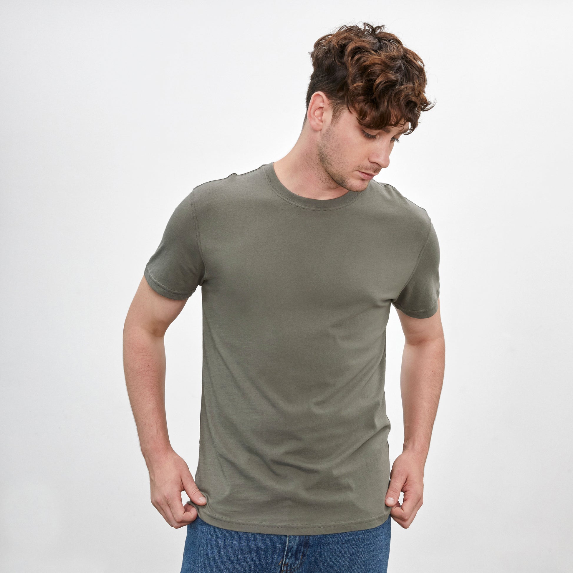 Polo verde olivo de cuello redondo y manga corta de algodón Pima, vista frontal con modelo